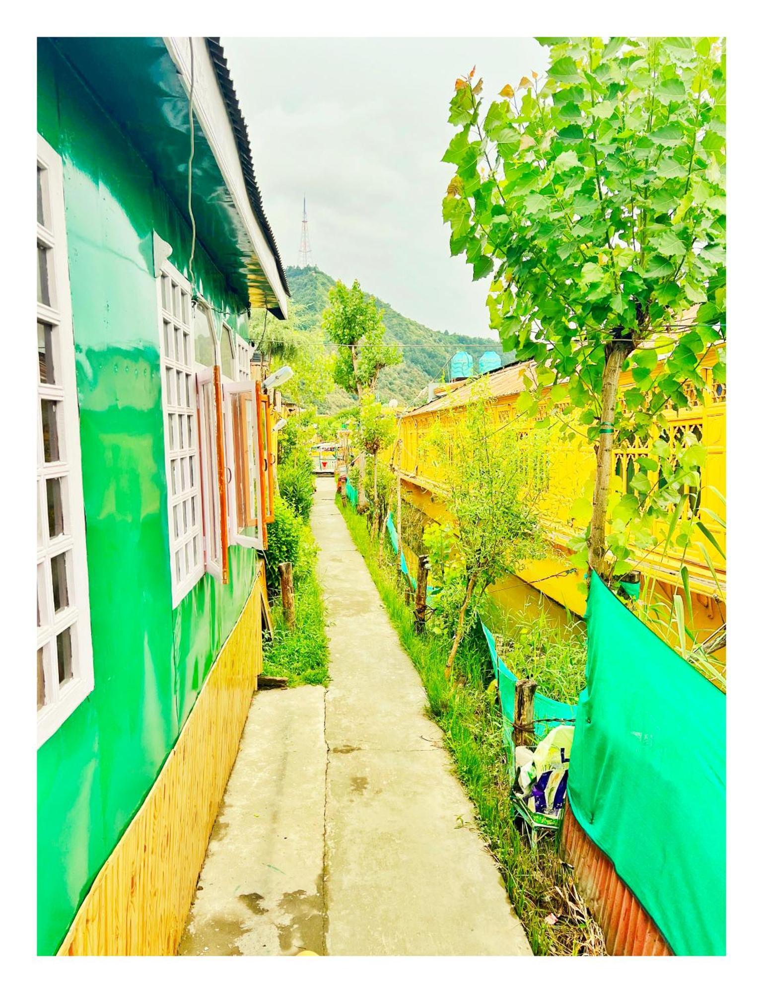 Backyard Stays With Dal Lake View Srīnagar Dış mekan fotoğraf